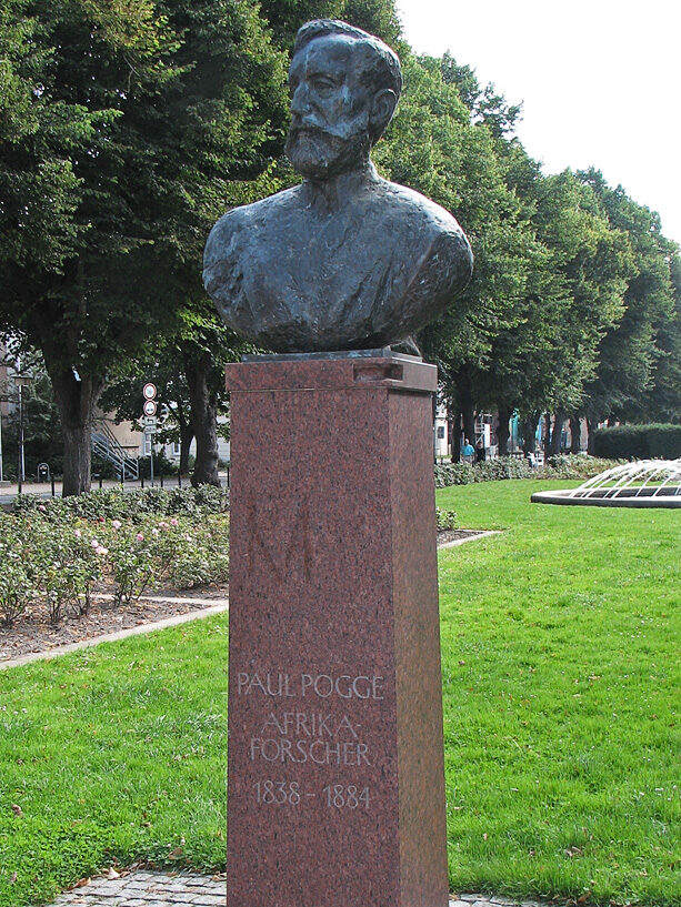 Bronzebüste von Paul Pogge im Rosengarten in Rostock. Der Sockel trägt die Inschrift "Paul Pogge, Afrika-Forscher, 1838 - 1884)"